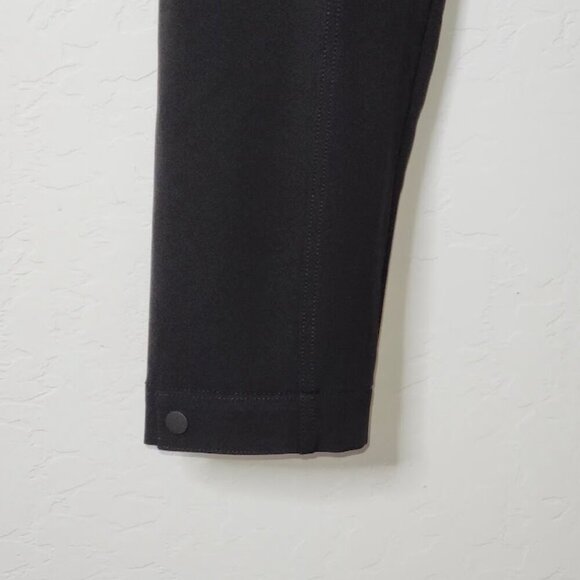 The Athleta Women's Elastic Waist Cargo Pants Size 8 - Picture 3 of 7